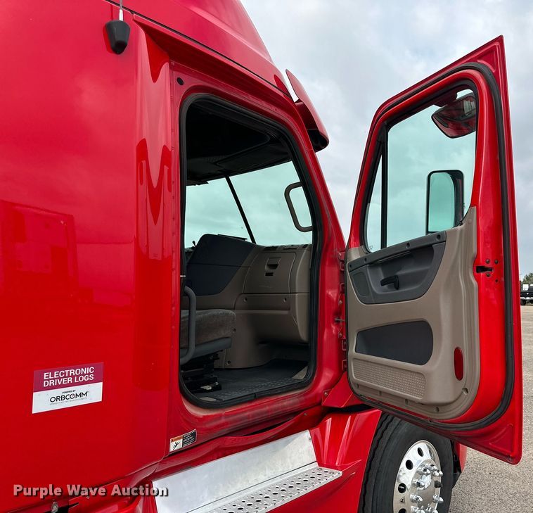 image for item KM9905 2013 Freightliner Cascadia  semi truck