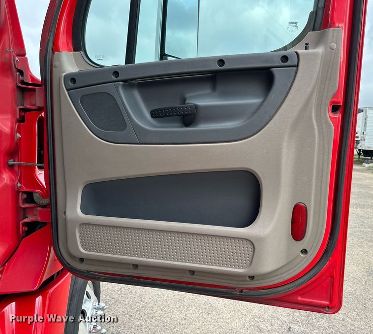 image for item KM9905 2013 Freightliner Cascadia  semi truck