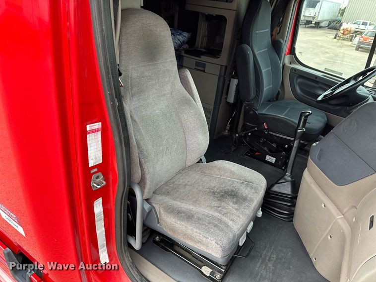 image for item KM9905 2013 Freightliner Cascadia  semi truck