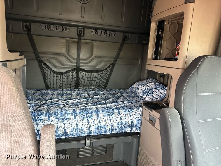 image for item KM9905 2013 Freightliner Cascadia  semi truck