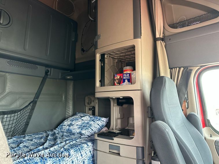 image for item KM9905 2013 Freightliner Cascadia  semi truck