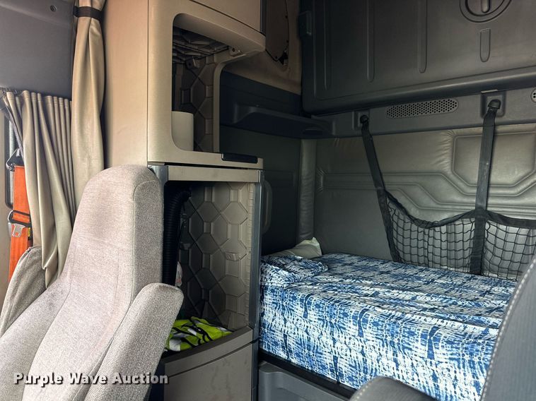 image for item KM9905 2013 Freightliner Cascadia  semi truck