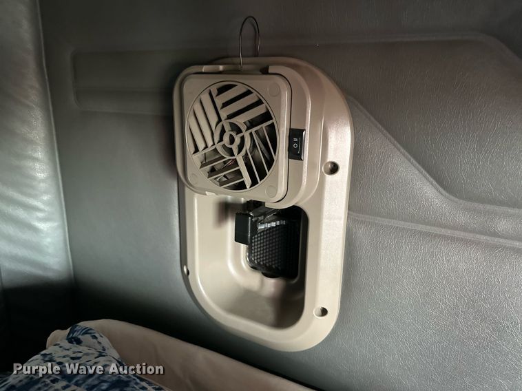 image for item KM9905 2013 Freightliner Cascadia  semi truck