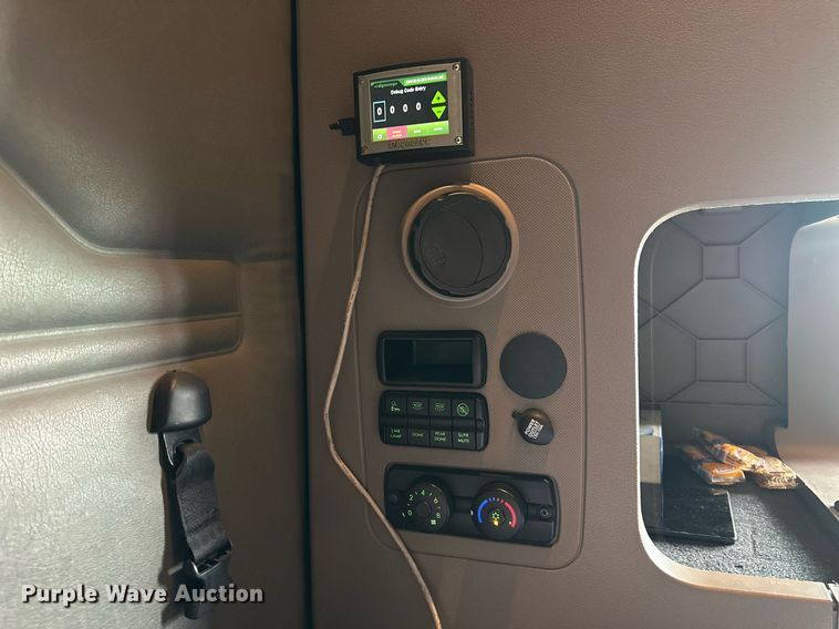 image for item KM9905 2013 Freightliner Cascadia  semi truck