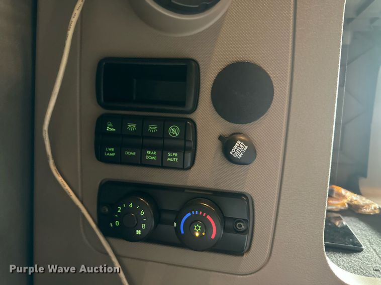 image for item KM9905 2013 Freightliner Cascadia  semi truck