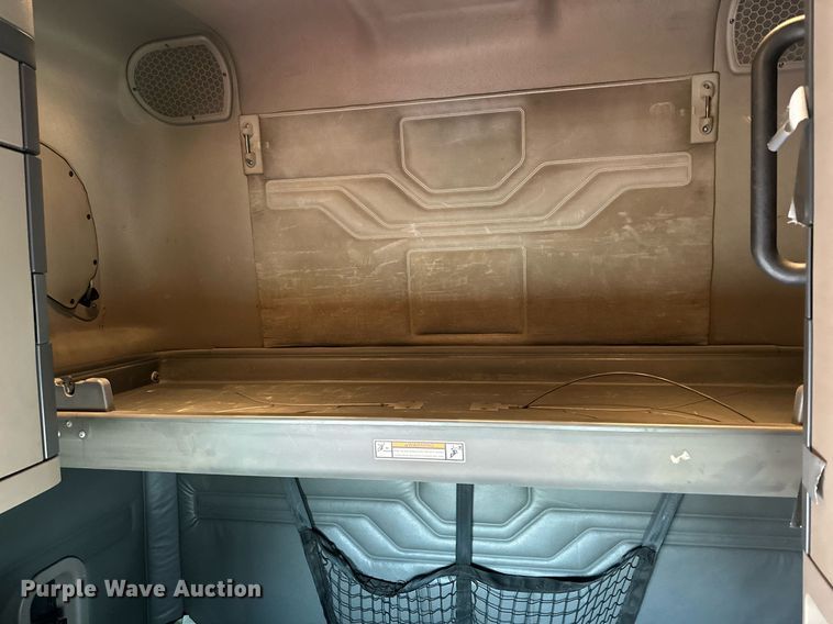 image for item KM9905 2013 Freightliner Cascadia  semi truck