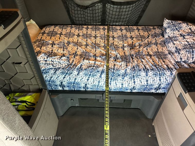 image for item KM9905 2013 Freightliner Cascadia  semi truck