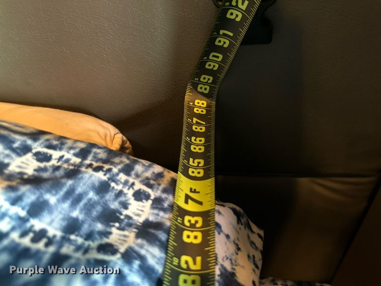 image for item KM9905 2013 Freightliner Cascadia  semi truck