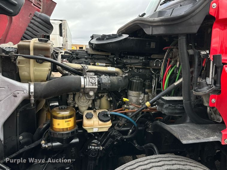 image for item KM9905 2013 Freightliner Cascadia  semi truck