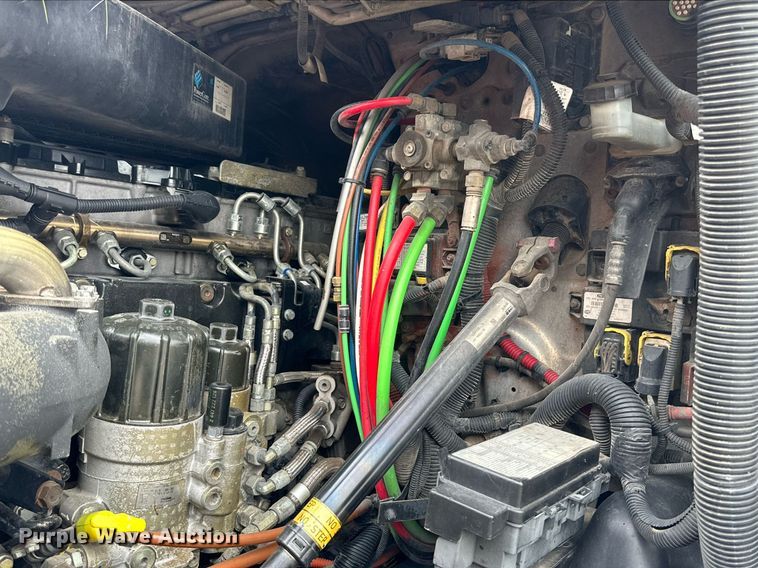 image for item KM9905 2013 Freightliner Cascadia  semi truck