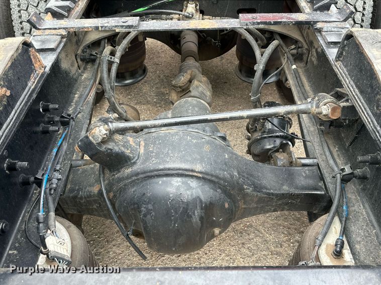 image for item KM9905 2013 Freightliner Cascadia  semi truck