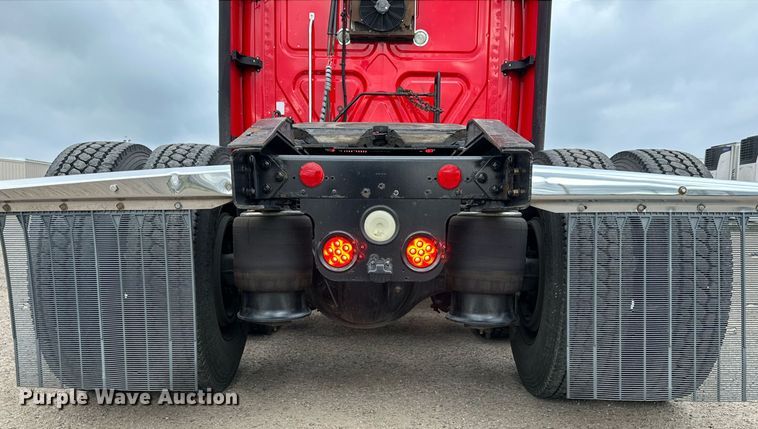 image for item KM9905 2013 Freightliner Cascadia  semi truck