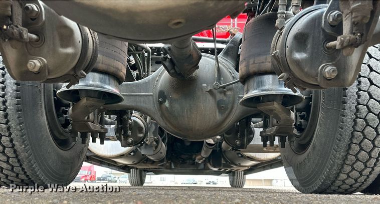 image for item KM9905 2013 Freightliner Cascadia  semi truck