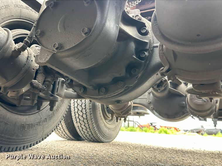 image for item KM9905 2013 Freightliner Cascadia  semi truck