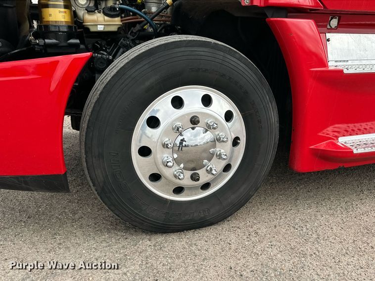 image for item KM9905 2013 Freightliner Cascadia  semi truck