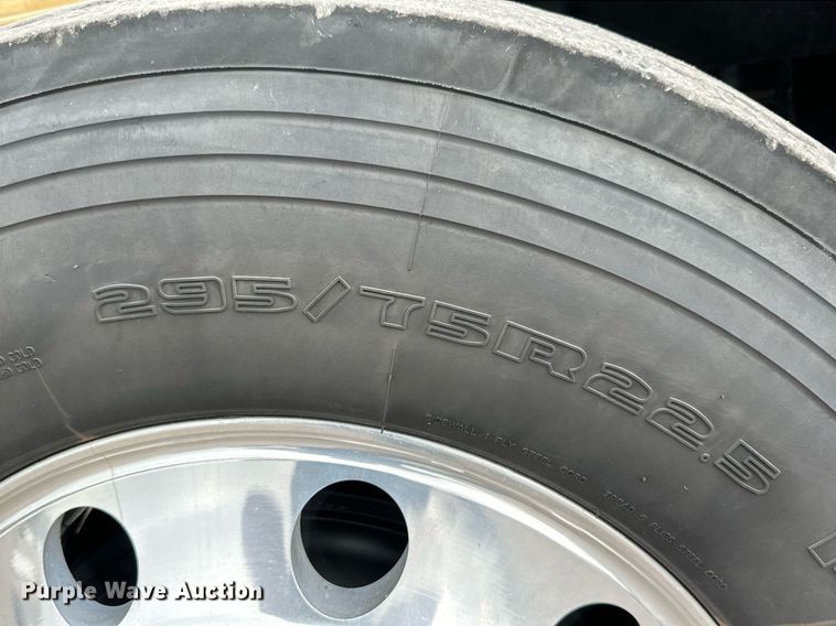 image for item KM9905 2013 Freightliner Cascadia  semi truck