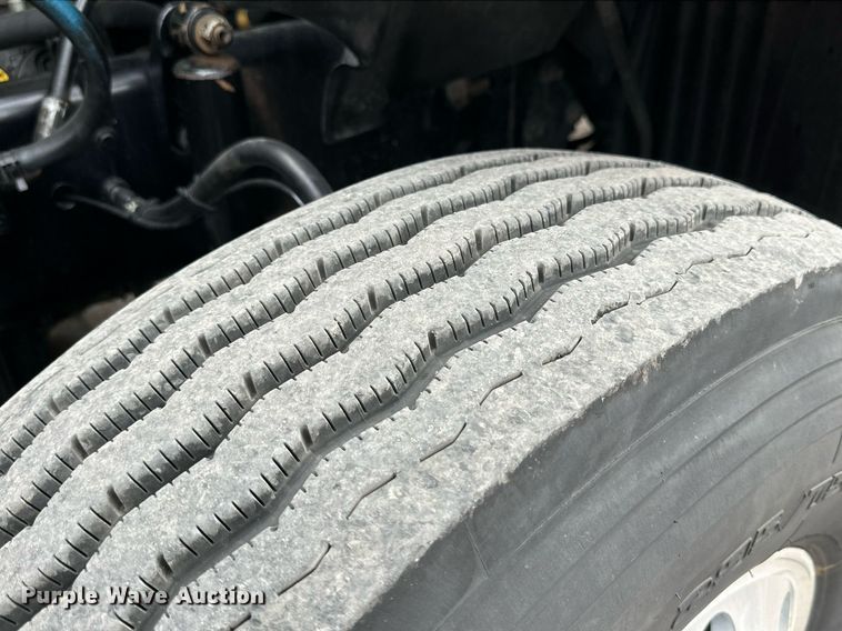 image for item KM9905 2013 Freightliner Cascadia  semi truck