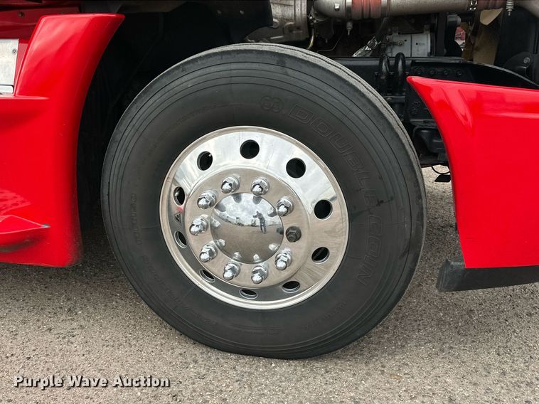 image for item KM9905 2013 Freightliner Cascadia  semi truck