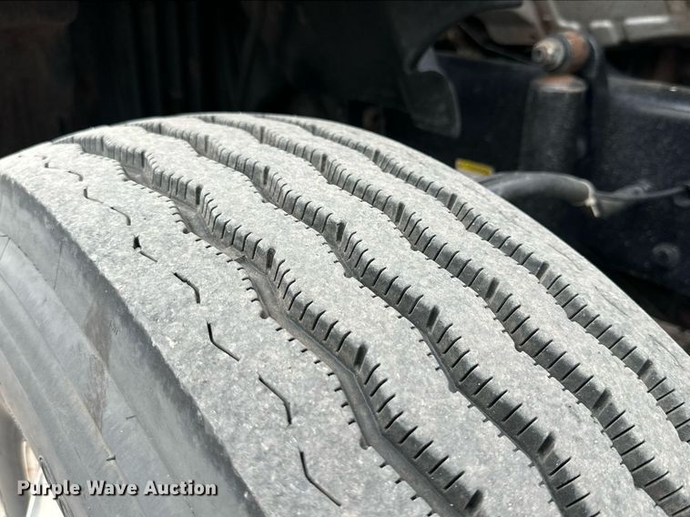 image for item KM9905 2013 Freightliner Cascadia  semi truck