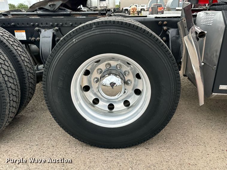 image for item KM9905 2013 Freightliner Cascadia  semi truck