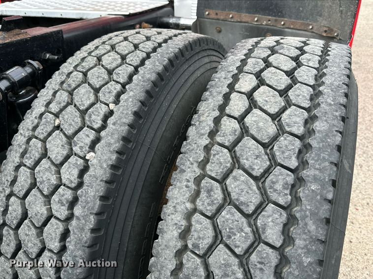 image for item KM9905 2013 Freightliner Cascadia  semi truck