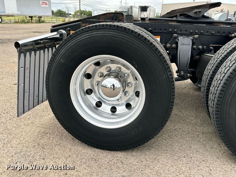 image for item KM9905 2013 Freightliner Cascadia  semi truck