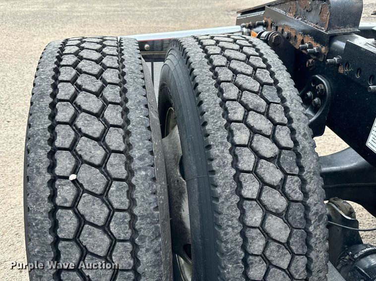 image for item KM9905 2013 Freightliner Cascadia  semi truck