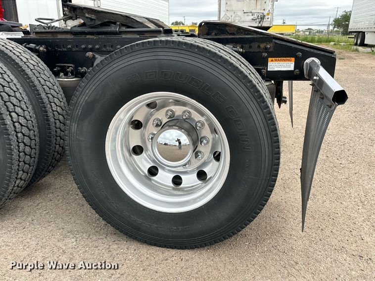 image for item KM9905 2013 Freightliner Cascadia  semi truck