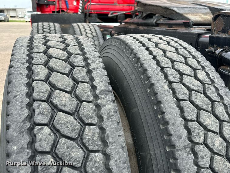 image for item KM9905 2013 Freightliner Cascadia  semi truck