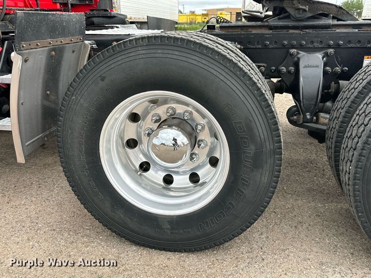 image for item KM9905 2013 Freightliner Cascadia  semi truck