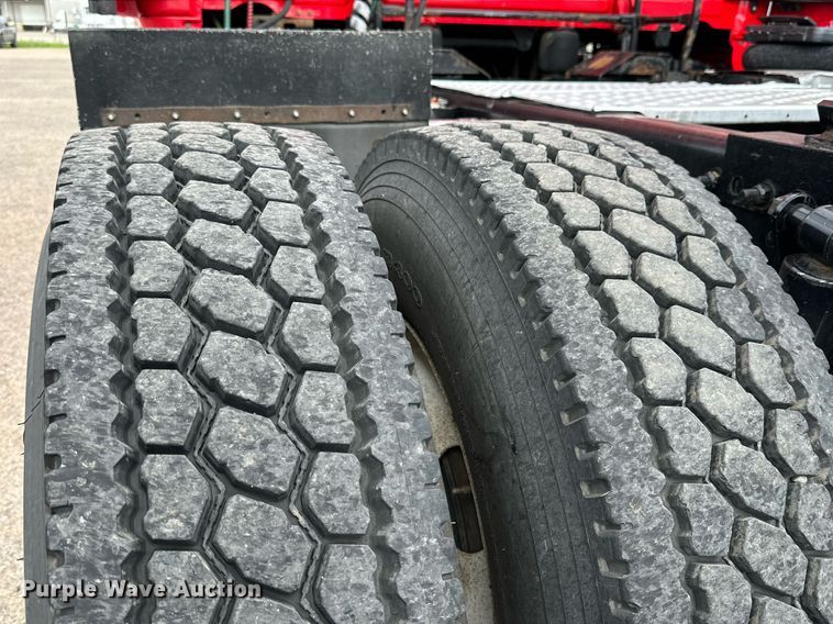 image for item KM9905 2013 Freightliner Cascadia  semi truck