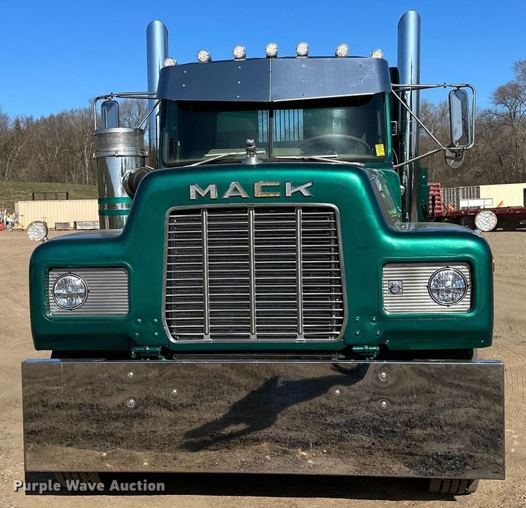 image for item KU9939 1984 Mack R686ST  dump truck