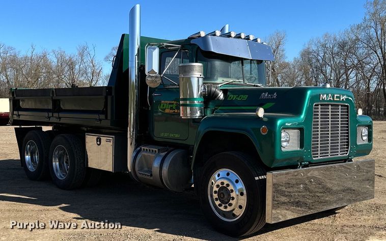 image for item KU9939 1984 Mack R686ST  dump truck