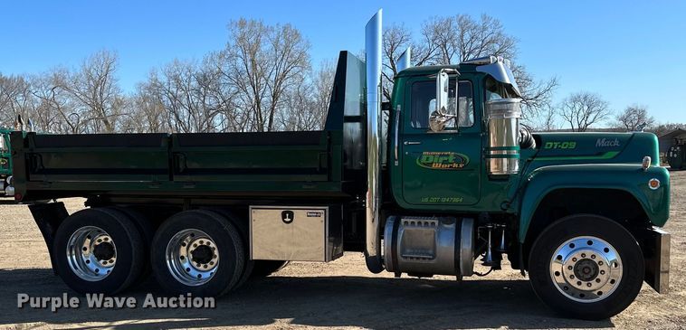 image for item KU9939 1984 Mack R686ST  dump truck