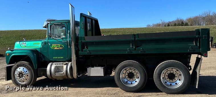 image for item KU9939 1984 Mack R686ST  dump truck