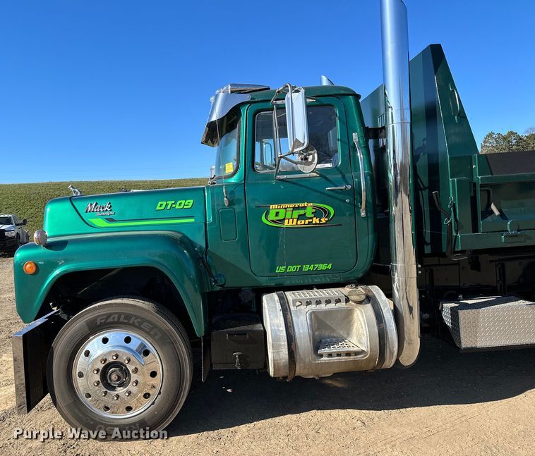 image for item KU9939 1984 Mack R686ST  dump truck