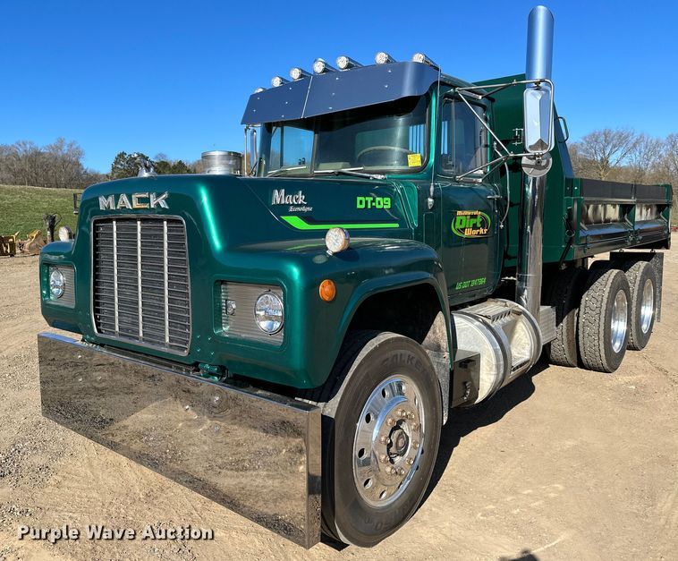image for item KU9939 1984 Mack R686ST  dump truck