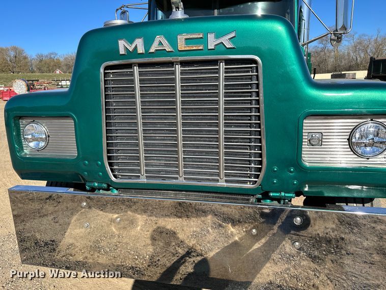image for item KU9939 1984 Mack R686ST  dump truck