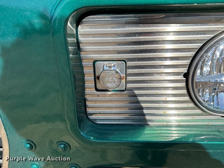 image for item KU9939 1984 Mack R686ST  dump truck