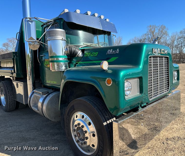 image for item KU9939 1984 Mack R686ST  dump truck