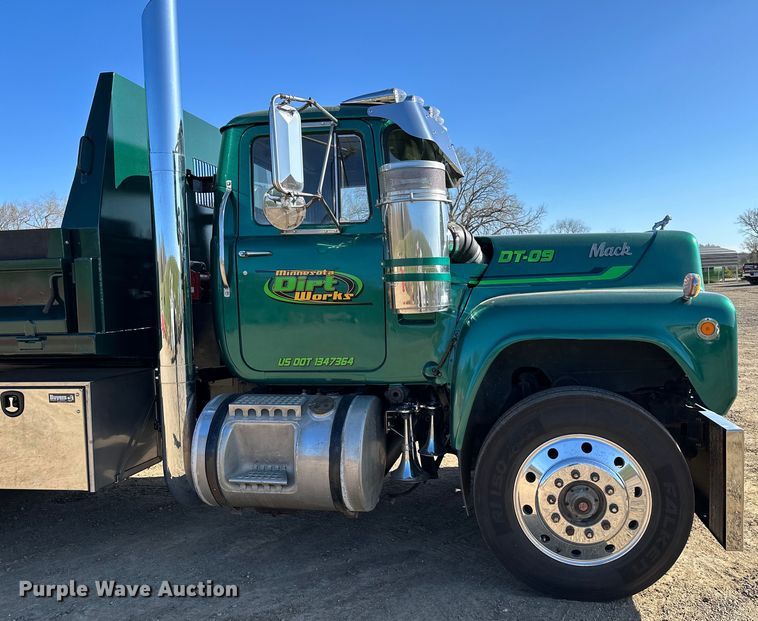 image for item KU9939 1984 Mack R686ST  dump truck