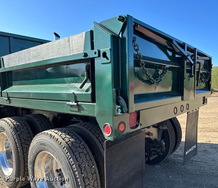 image for item KU9939 1984 Mack R686ST  dump truck