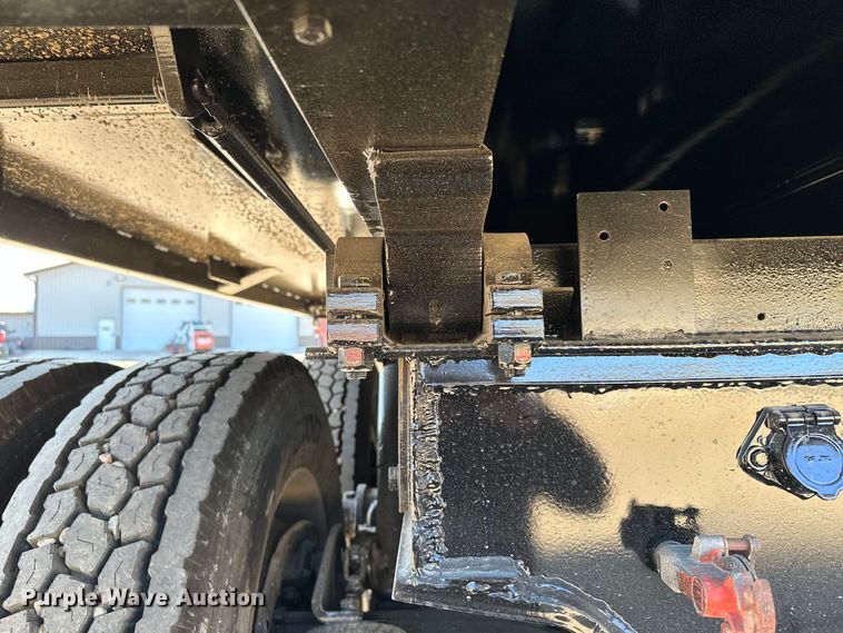 image for item KU9939 1984 Mack R686ST  dump truck