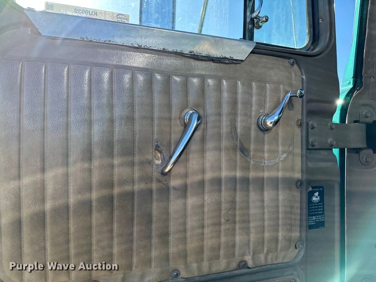 image for item KU9939 1984 Mack R686ST  dump truck