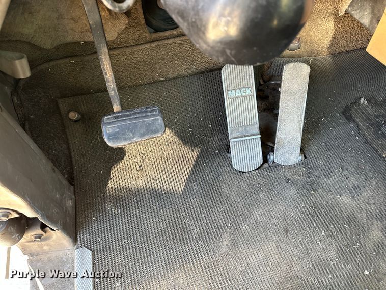 image for item KU9939 1984 Mack R686ST  dump truck