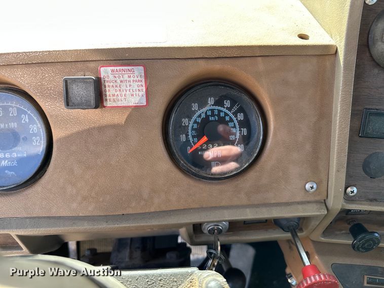 image for item KU9939 1984 Mack R686ST  dump truck