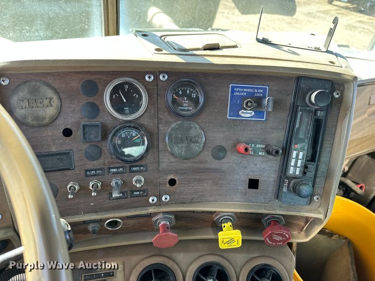 image for item KU9939 1984 Mack R686ST  dump truck