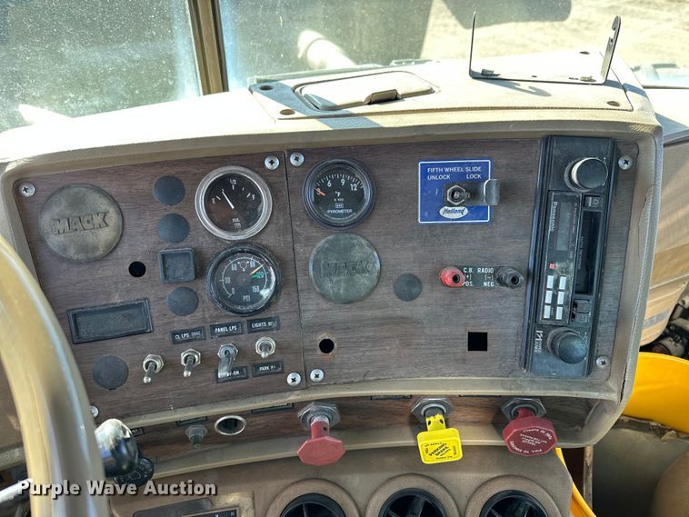 image for item KU9939 1984 Mack R686ST  dump truck