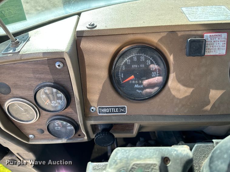 image for item KU9939 1984 Mack R686ST  dump truck