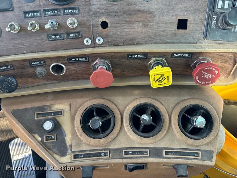 image for item KU9939 1984 Mack R686ST  dump truck